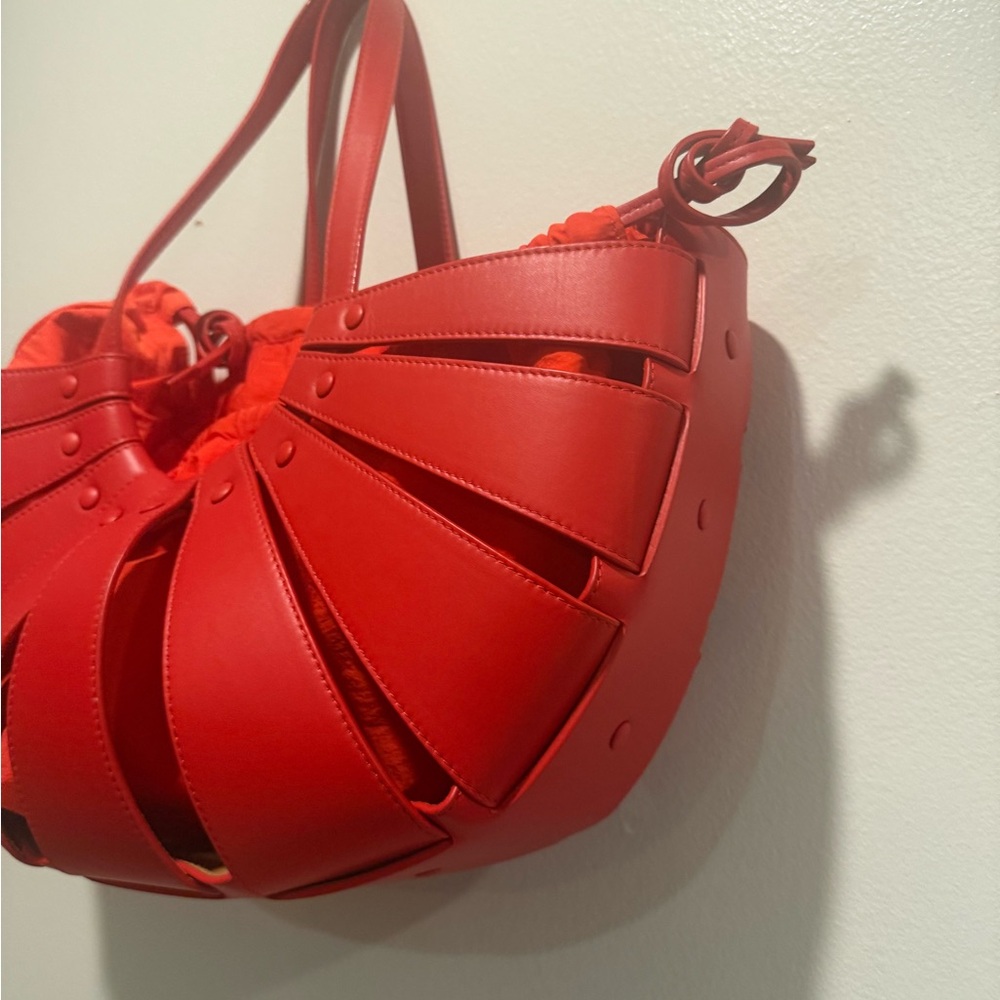 New - Bottega Veneta
Chili Tomato Calfskin Leather Large Shell Bag - Picture 15 of 17